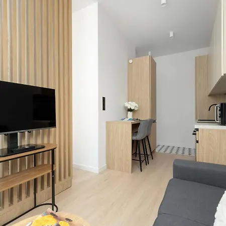 Comfortable With A Desk In The Center Of Near Spodek By Renters *